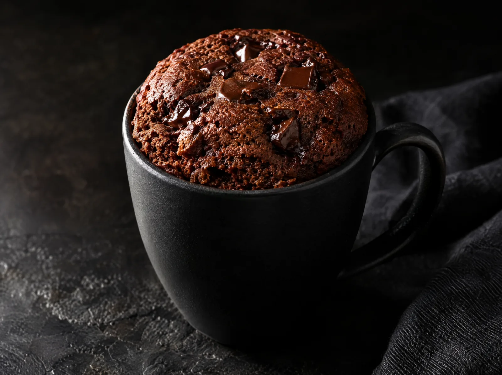 Bolo de caneca proteico de chocolate