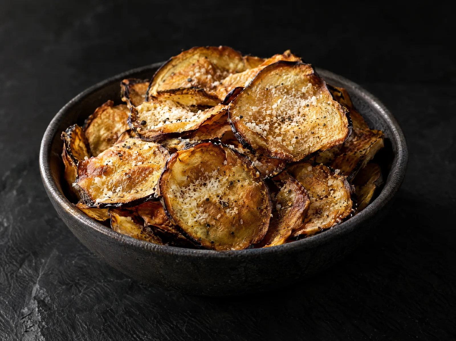 Chips de berinjela na airfryer com parmesão: crocante