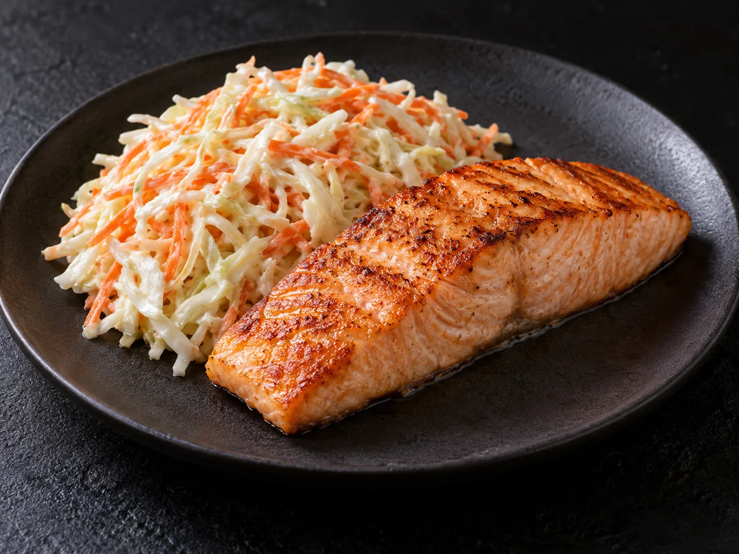 Salmão grelhado com salada de repolho