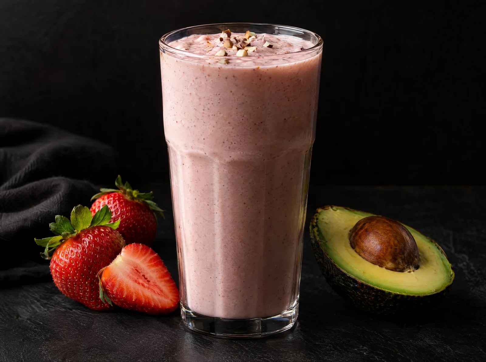 Shake proteico de abacate com morango
